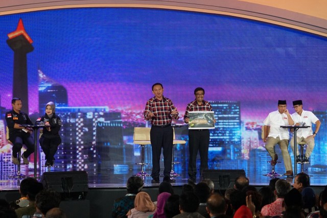Ahok dan Djarot di debat pilgub DKI Jakarta. (Foto: Aditia Noviansyah/kumparan)