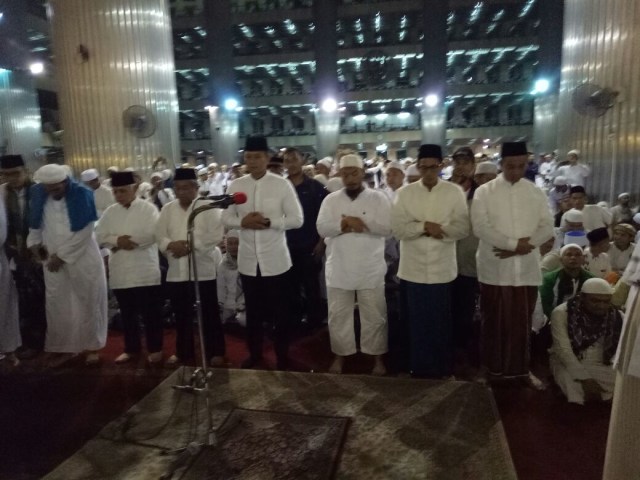 Salat subuh bersama Anies - Sandi dan jajarannya. (Foto: Kevin Septama/kumparan)
