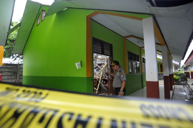 Atap gedung SMAN 6 Serang ambruk (Foto: Asep Fathulrahman/Antara)