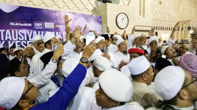 Habib Rizieq memimpin doa di Istiqlal. (Foto: Kevin Kurnianto/kumparan)