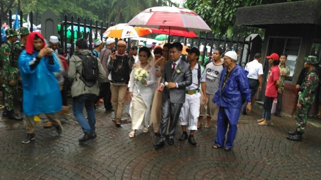 Massa membuka jalan untuk pengantin ke Katedral (Foto: Ainul Qalbi/kumparan)