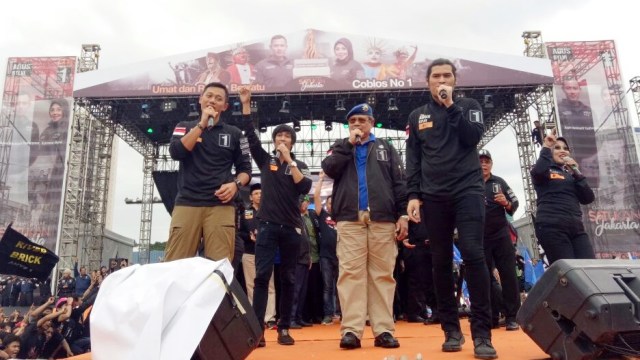 SBY bernyanyi di kampanye Agus-Sylvi (Foto: Nikolaus Harbowo/kumparan)