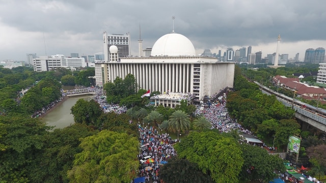 Masjid Istiqlal dipenuhi massa aksi 112. (Foto: Wahyu Putro/Antara)