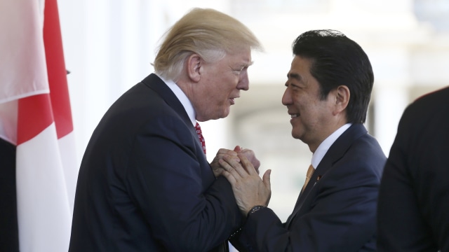 Trump sambut hangat kedatangan Abe (Foto: Jim Bourg/REUTERS)