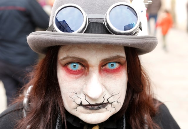 Peserta karnaval dengan makeup karakter. (Foto: Reuters/Tony Gentile)