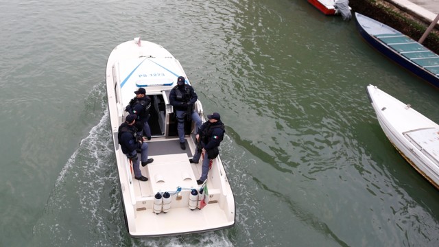 Petugas keamanan berpatroli selama acara karnaval. (Foto: Reuters/Tony Gentile)