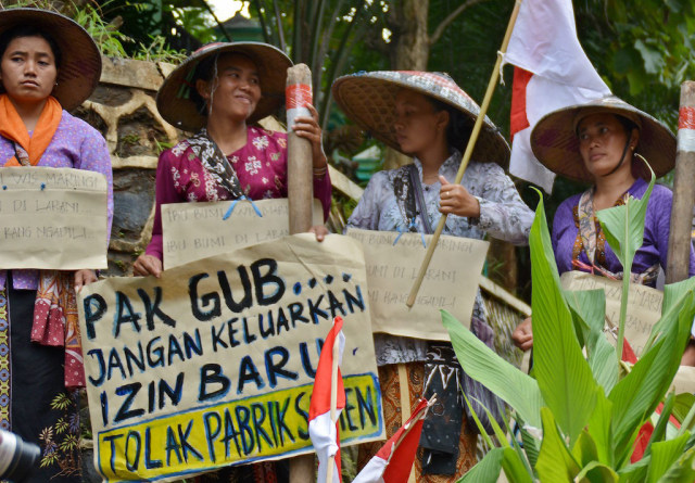 Ibu-ibu Rembang penolak pabrik semen (Foto: R Rekotomo/Antara)