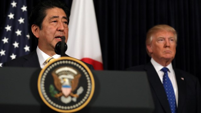 Konferensi pers Donald Trump dan Shinzo Abe (Foto: REUTERS/Carlos Barria)