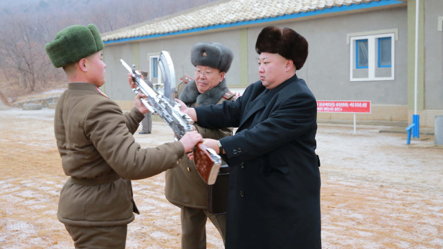 Kim Jong Un melakukan pengecekan pasukan. (Foto: Reuters)