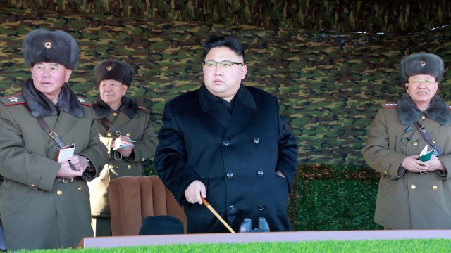 Kim Jong Un mengecek kesiapan pasukan Korut. (Foto: Reuters)