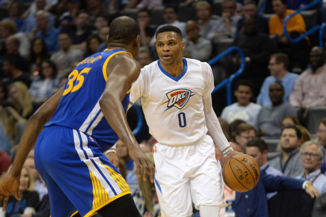 Kevin Durant menjaga Russel Westbrook (Foto: Mark D. Smith/USA TODAY Sports/Reuters)