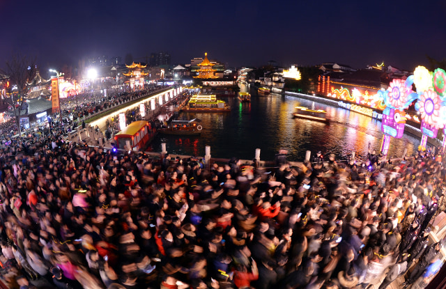 Warga memadati Festival Lampion di Nanjing. (Foto: Stringer/Reuters)