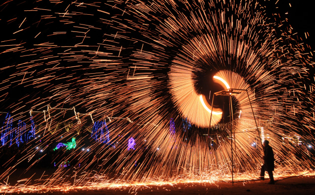 Pancuran kembang api di Anyang. (Foto: Stringer/Reuters)