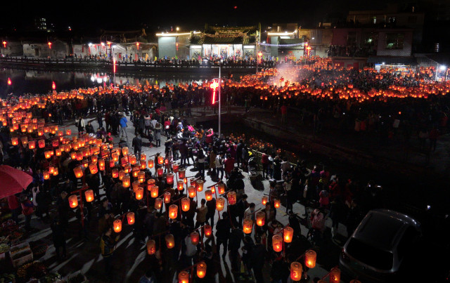 Partisipasi warga di Festival Lampion di Puning. (Foto: Stringer/Reuters)