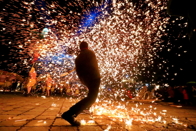 Salah satu penampilan dalam Festival Lampion. (Foto: Stringer/Reuters)