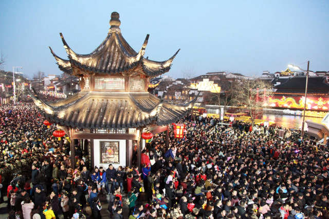 Warga menghadiri Festival di Fuzimiao, Nanjing. (Foto: Stringer/Reuters)