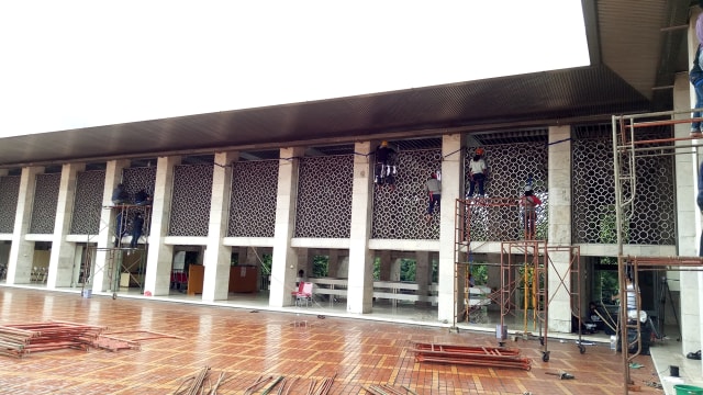 Masjid Istiqlal sedang dibersihkan. (Foto: Amanaturrosyidah/kumparan)