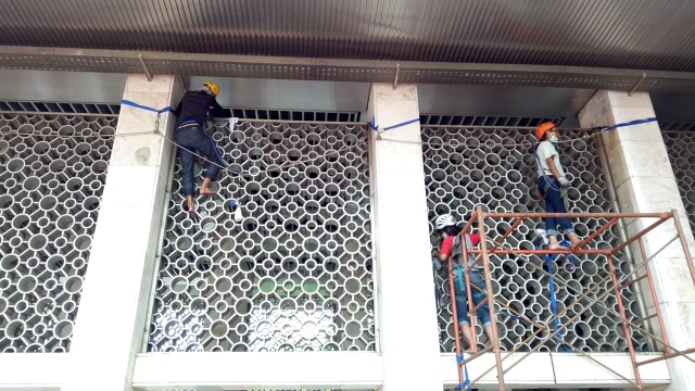 Membersihan Masjid Istiqlal untuk miladnya. (Foto: Amanaturrosyidah/kumparan)