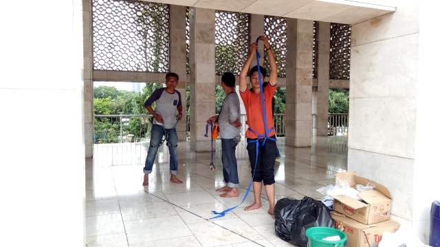 Para pecinta alam membersihkan Masjid Istiqlal. (Foto: Amanaturrosyidah/kumparan)