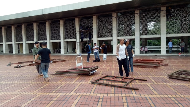 Para sukarela membersihkan Masjid Istiqlal. (Foto: Amanaturrosyidah/kumparan)