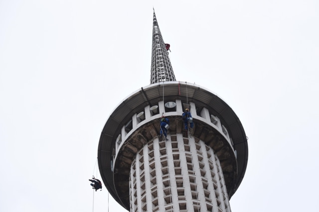 Masjid Istiqlal sedang dibersihkan. (Foto: Antara/Akbar Nugroho Gumay)