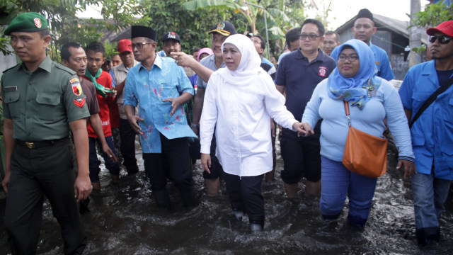 Mensos Khofifah lokasi banjir di Pasuruan. (Foto: Umarul Faruq/Antara)