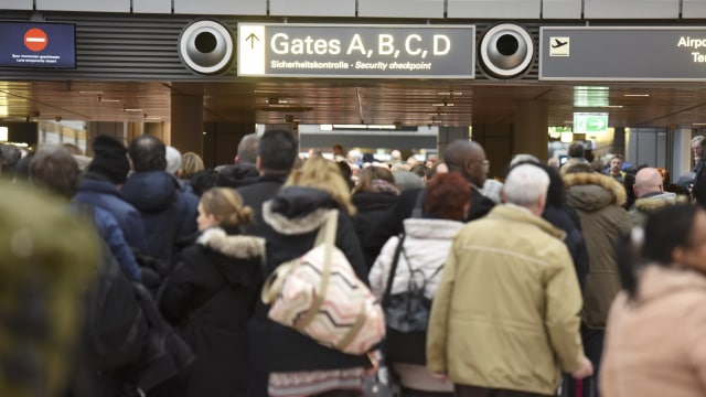 Bandara Hamburg dikejutkan temuan serbuk racun. (Foto: REUTERS/Fabian Bimmer)