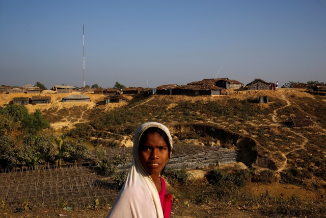 Gadis Rohingya yang sadar dipotret kamera. (Foto: Mohammad Ponir Hossain/Reuters)