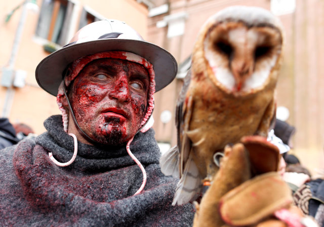 Seorang lakon dengan burung hantunya. (Foto: Tony Gentile/Reuters)