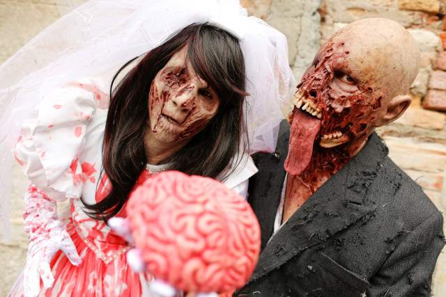 Pasangan pengantin zombie. (Foto: Tony Gentile/Reuters)