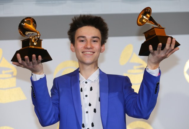 Jacob Collier dan penghargaannya. (Foto: Mike Blake/Reuters)