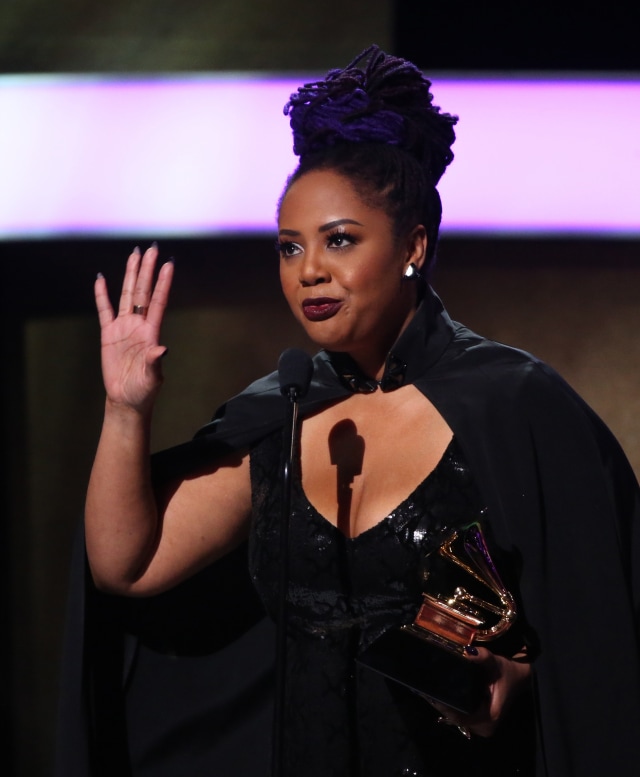 Lalah Hathaway menerima penghargaannya. (Foto: Lucy Nicholson/Reuters)