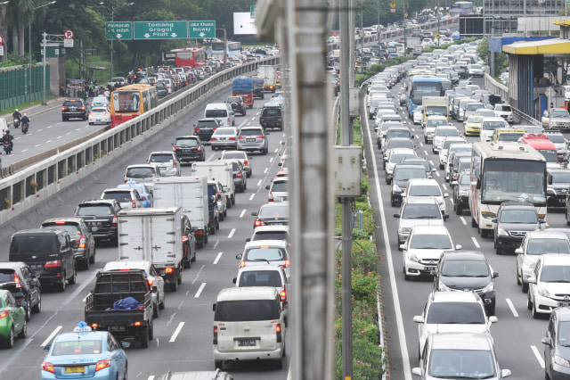 Kemacetan Tol Dalam Kota sebelum Contra Flow (Foto: Akbar Nugroho Dumay/Antara)