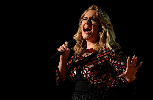 Adele menyanyi di Grammy Awards. (Foto: Lucy Nicholson/Reuters)