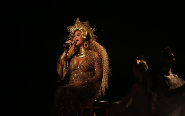 Beyonce bernyanyi sambil duduk di acara Grammy. (Foto: Reuters/Lucy Nicholson)