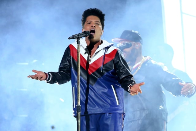 Bruno Mars tampil di Grammy Awards ke-59. (Foto: Reuters/Lucy Nicholson)