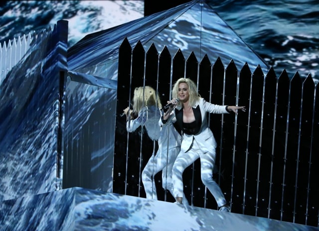 Katy Perry berpakaian putih-hitam di Grammy. (Foto: Reuters/Lucy Nicholson)