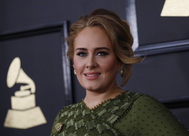 Adele menghadiri acara Grammy Awards. (Foto: Reuters/Mario Anzuoni)