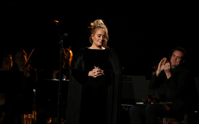 Adele saat selesai bernyanyi di panggung Grammy. (Foto: Reuters/Lucy Nicholson)