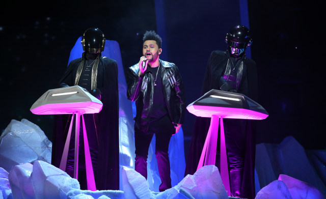 Penampilan unik The Weeknd di Grammy Awards. (Foto: Lucy Nicholson/Reuters)