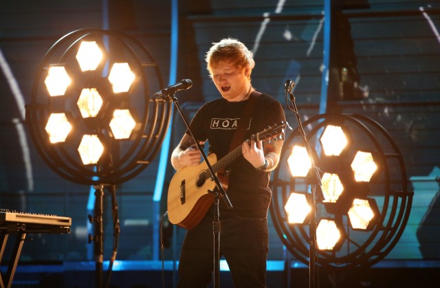 Penampilan Ed Sheeran di Grammy Awards. (Foto: Lucy Nicholson/Reuters)