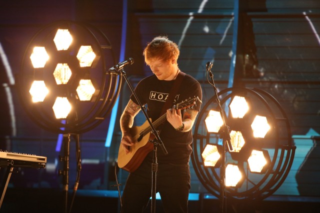 Ed Sheeran membawakan lagu di Grammy Awards. (Foto: Lucy Nicholson/Reuters)