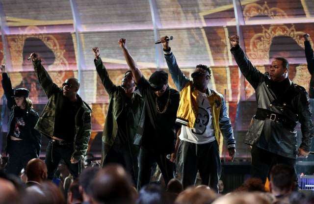 Penampilan Tribe Called Quest dan Anderson Paak. (Foto: Lucy Nicholson/Reuters)