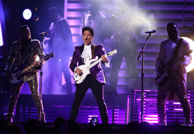 Penampilan Bruno Mars di Grammy Awards. (Foto: Lucy Nicholson/Reuters)