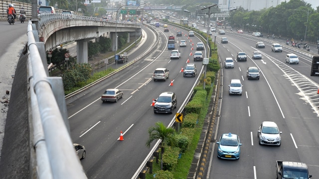 Jalan tol dalam kota saat pemberlakuan contra flow (Foto: Antara/Widodo S. Jusuf)