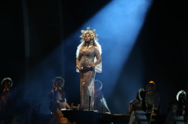 Beyonce tampil di panggung Grammy Awards. (Foto: Lucy Nicholson/Reuters)