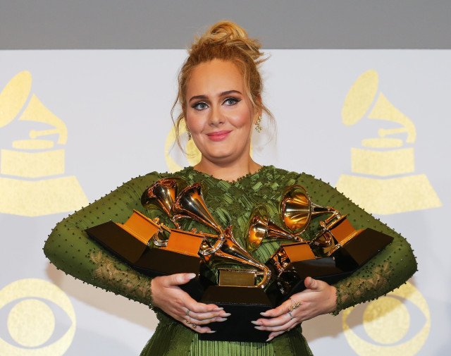 Adele memenangkan 5 piala Grammy Awards. Foto: Mike Blake/Reuters