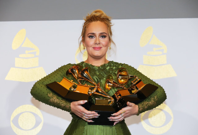 Adele memegang 5 piala Grammy Awards. (Foto: Mike Blake/Reuters)