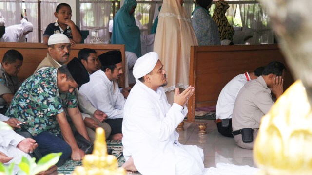 Habib Rizieq memanjatkan doa di Masjid. (Foto: Aldis Tannos/kumparan)