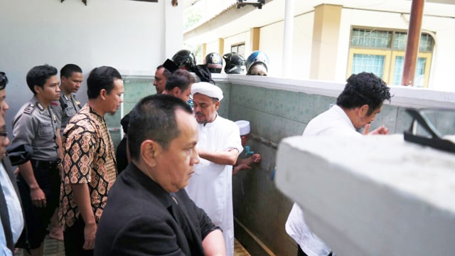 Habib Rizieq saat mengambil air wudhu. (Foto: Aldis Tannos/kumparan)